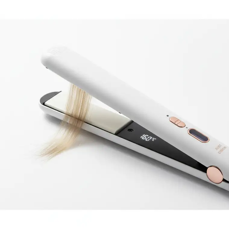 Kobieta prostuje cienkie włosy prostownicą podczas domowego keratynowego prostowania, dobierając bezpieczną temperaturę do włosów cienkich