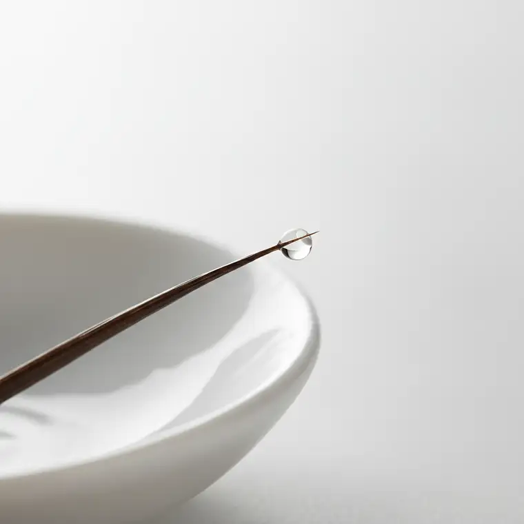 Kobieta z włosami niskoporowatymi nakłada maskę keratynową, pokazując jak łatwo taka maska może obciążać gładkie pasma przy nieprawidłowej aplikacji