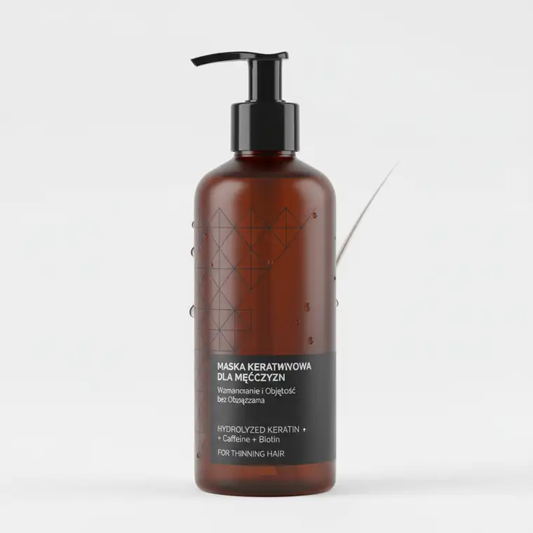 Mężczyzna z przerzedzonymi włosami na czubku głowy nakłada lekką maskę keratynową, aby dodać objętości bez obciążania cienkich pasm